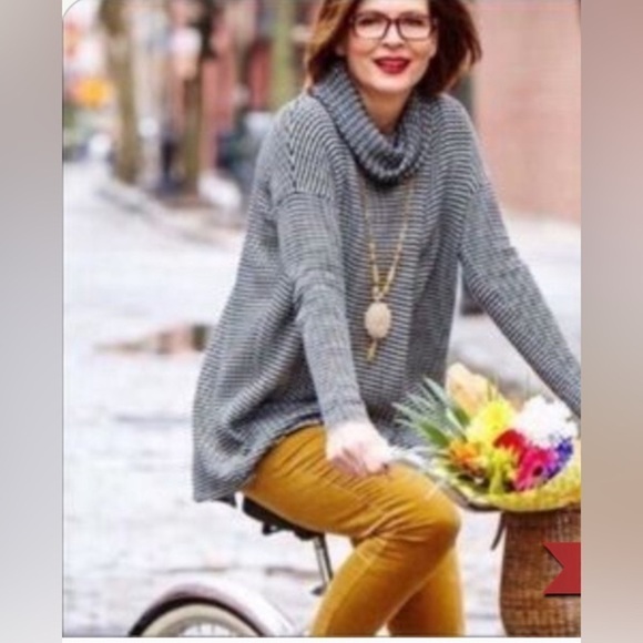 CABI FERGI split black-white turtleneck soft woman classic oversized sweater XS - Picture 1 of 12